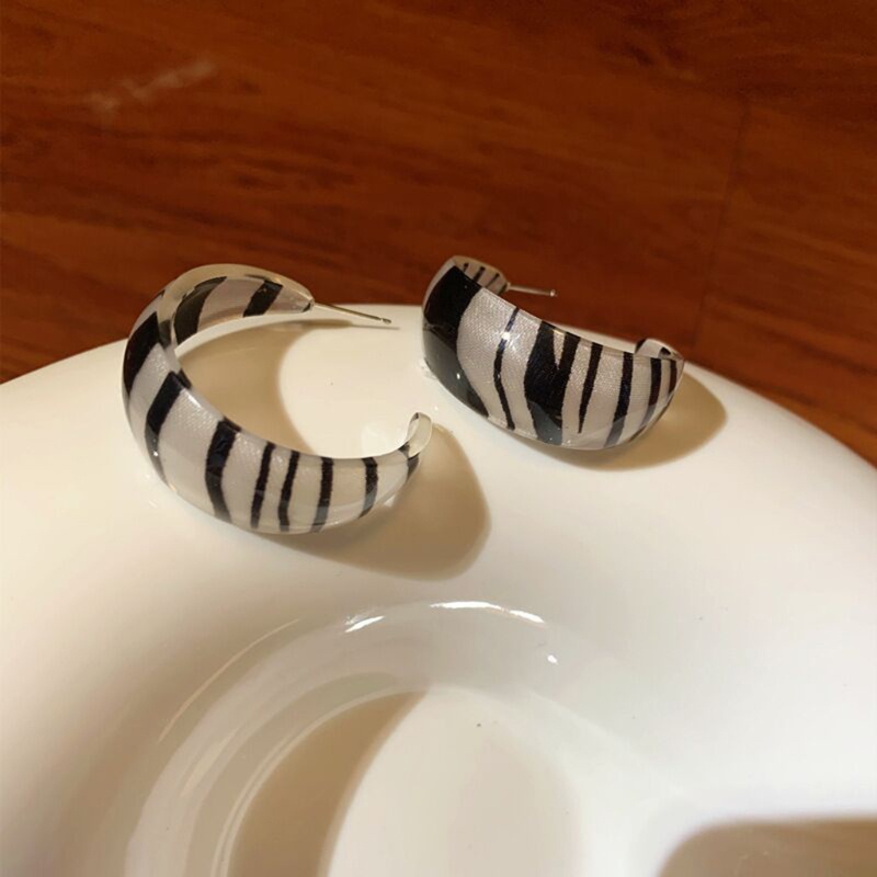 1 Đôi Bông Tai Hình Chữ C Họa Tiết Ngựa Vằn Thời Trang