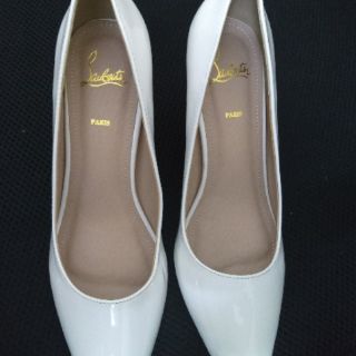 Giày trắng Louboutin 7p