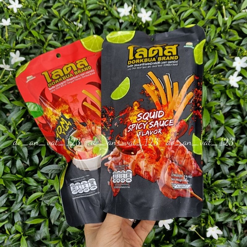 Snack tăm que cay Dorkbua Thái Lan vị mực cay, Tomyum gói 62g