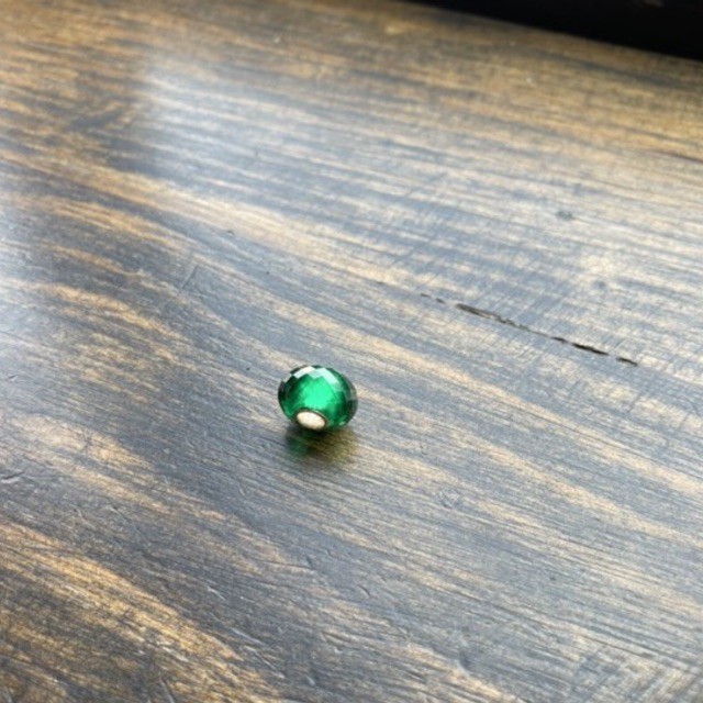 Charm đá Emerald làm trang sức