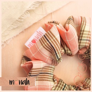 Dây buộc tóc, cột tóc scrunchie caro lụa hồng trẻ trong phong cách nữ tính