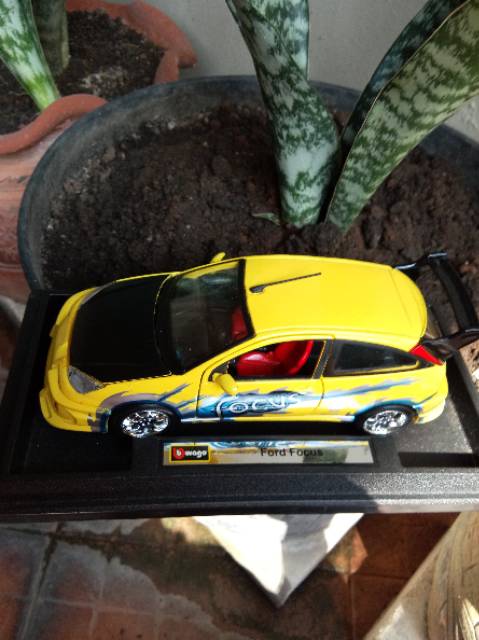 Mô Hình Xe Hơi Ford Focus Màu Vàng Tỉ Lệ 1: 24