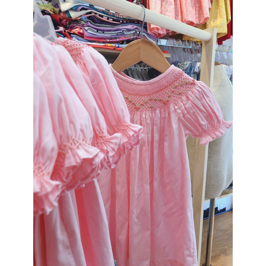 Váy smock hồng thêu hoa cổ tròn