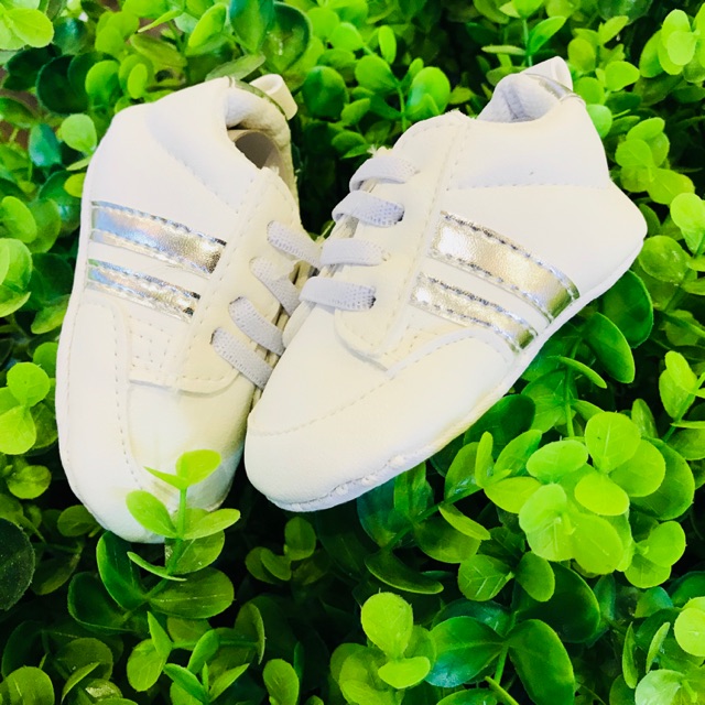 Giày thể thao cho bé