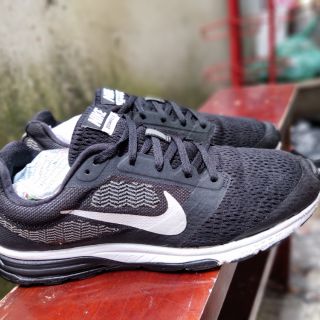 Giày nike chạy bộ chính hãng size40.5 nhé cả nhà , đẹp xuất sắc. Độ mới cao nhé các tinh yếu