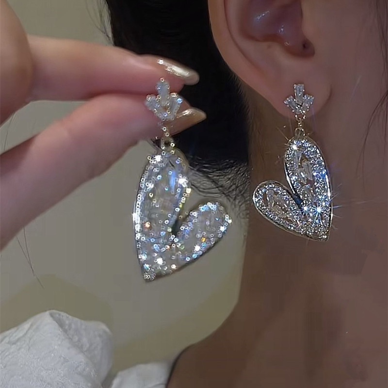 Hoa Tai Dáng Dài Hình Trái Tim Đính Đá Phối Tua Rua Phong Cách Hàn Quốc Mới