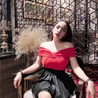 Áo đũi bệt vai màu đỏ