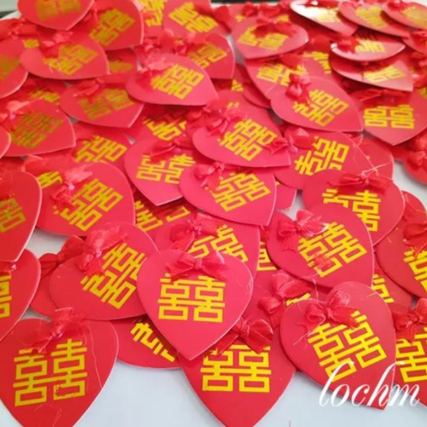 Hoa cài áo cho khách mời trong ngày cưới