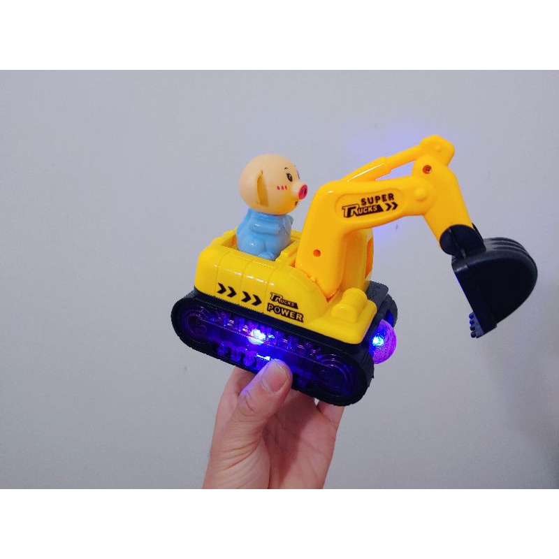 Đồ chơi lợn lái máy múc . có cảm biến tránh va chạm . Đồ chơi có đèn và phát nhạc