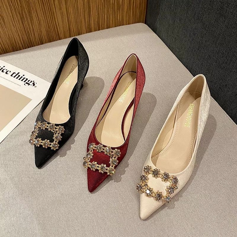 Giày cao gót đính đá size 235=size 39,giày thấp dễ mang , giày đính đá tỉ mỉ , chất liệu satin sang chảnh
