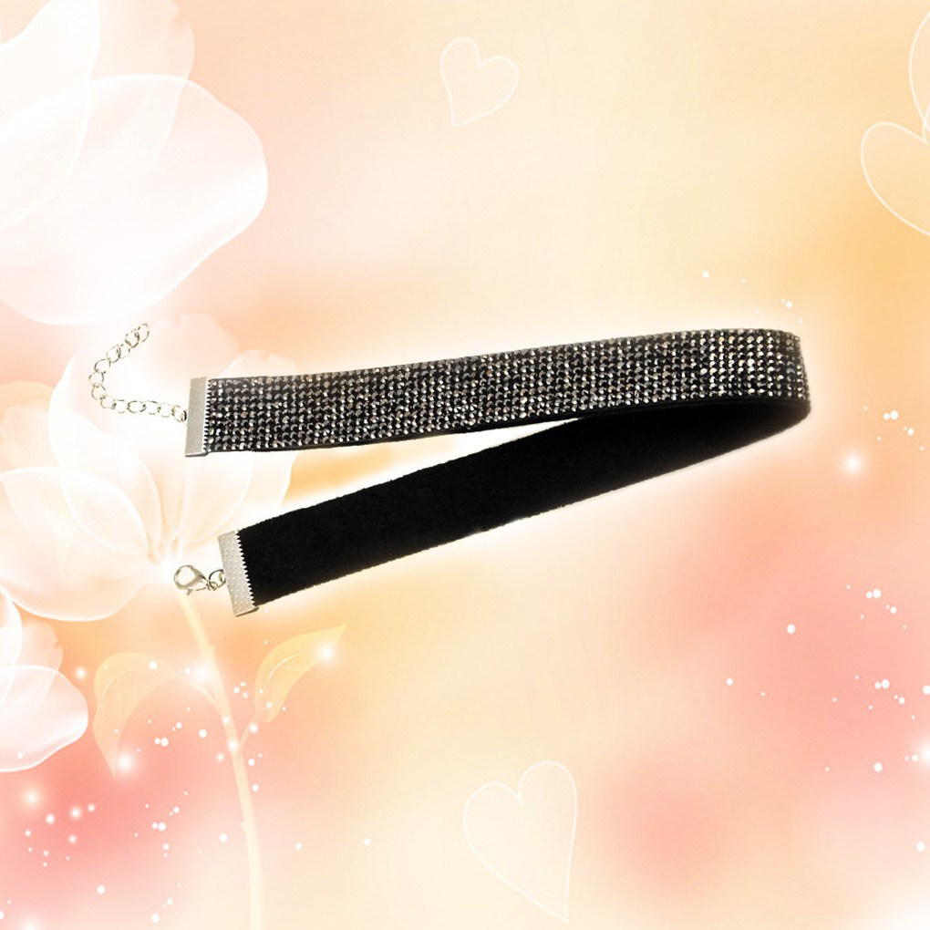 Vòng cổ nhung đen đính hạt cực nổi bật