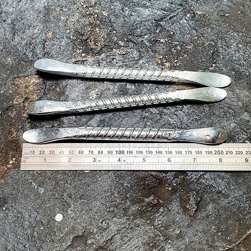 Bộ Dụng Cụ 3 Món Vá Ruột Xe Máy Gồm 1 Hộp 24 Miếng Vá Xe Và Chai Keo + 3 Cây Nại Vỏ 22cm+ 1 Miếng Nhám Tròn