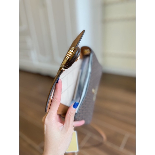 Túi đeo chéo nữ michael kors