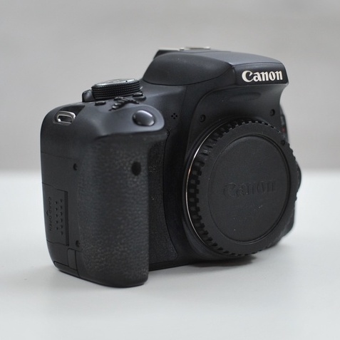 Bộ máy ảnh Canon EOS 750D kèm ống kính Canon EF-S 18-55mm STM