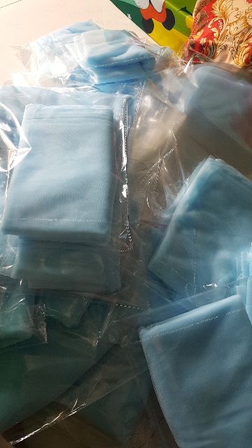 Vây bàn và rèm voan hồng và xanh trang trí sinh nhật