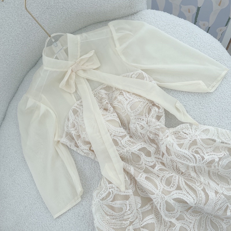 ĐẦM REN KEM THẮT NƠ NGỰC CUT OUT PHỐI VOAN