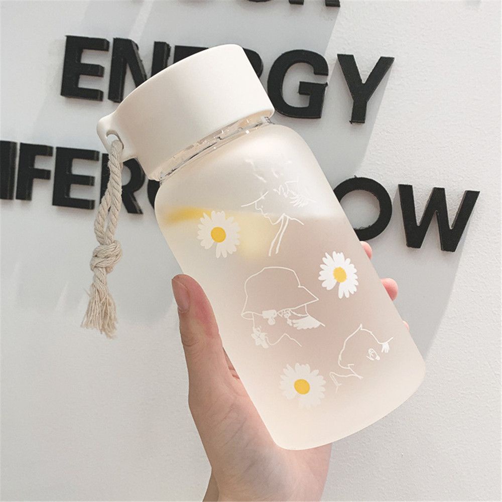 Bình Đựng Nước Bằng Nhựa Mờ In Hình Hoa Cúc Dung Tích Lớn Không BPA Kèm Dây Đeo Thời Trang Dùng Khi Đi Du Lịch