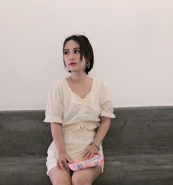 Set áo và chân váy xô ren cùng màu