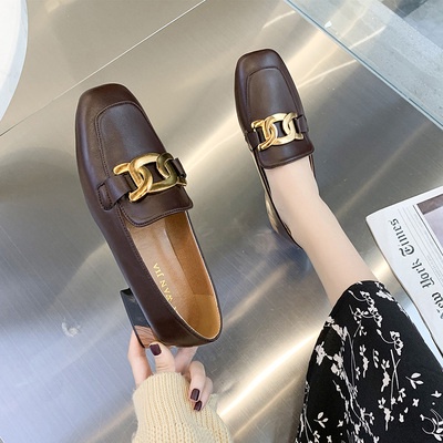 Giày loafer công sở đế thấp mũi vuông gót vuông da lì phối xích
