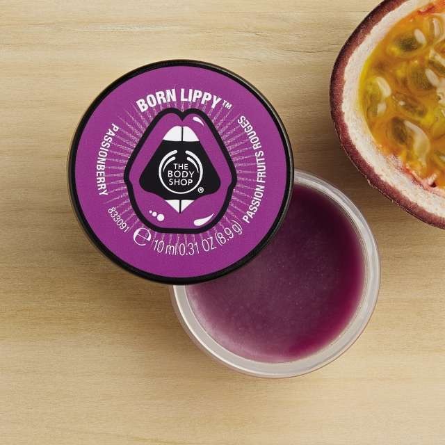 Son dưỡng ánh nhũ The Body Shop Passionberry  Born Lippy lip balm