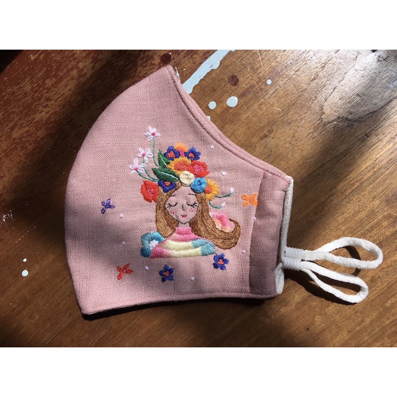 Khẩu trang vải thêu tay cô gái hoa | BigBuy360 - bigbuy360.vn