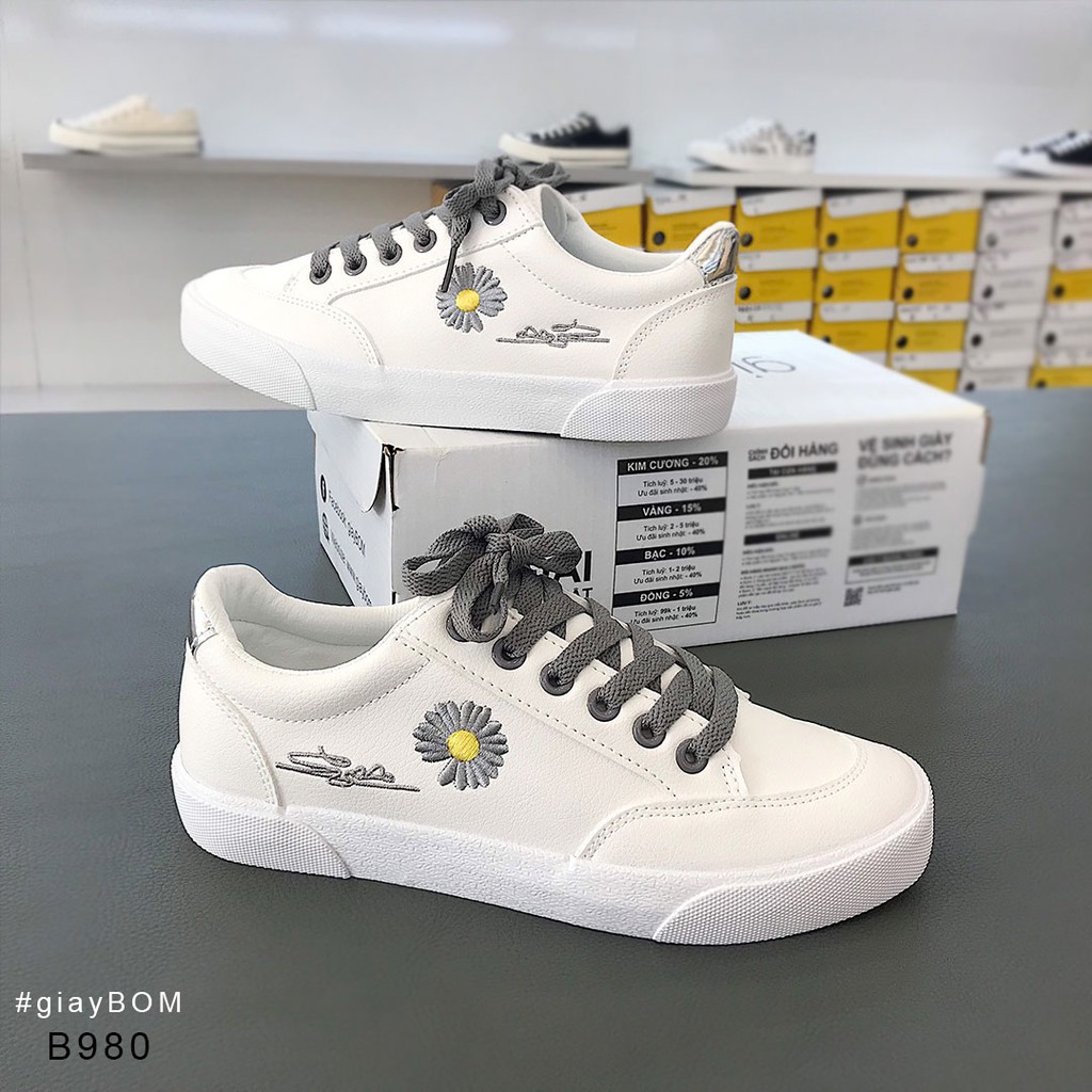 [Mã FAGREEN245 giảm 10% tối đa 30k đơn từ 99k] Giày Bata Nữ giayBOM Trắng Họa Tiết Hoa Cúc Siêu Xinh B980 | BigBuy360 - bigbuy360.vn