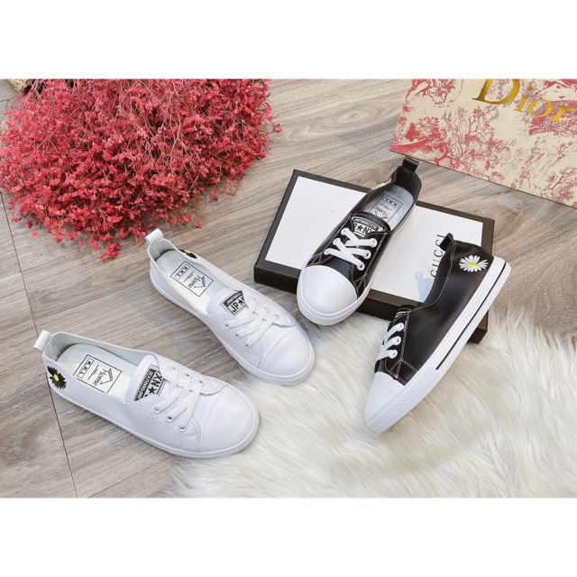 Giày slip on hoa cúc