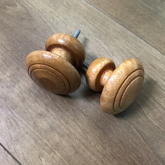 Núm vén rèm gỗ tự nhiên