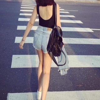 Áo ba lỗ hở lưng