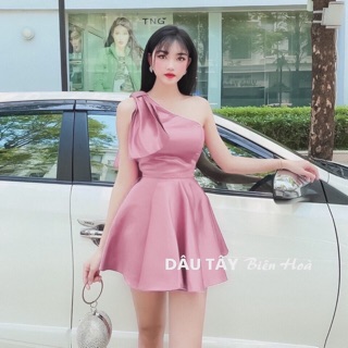 Đầm Hồng lệch vai