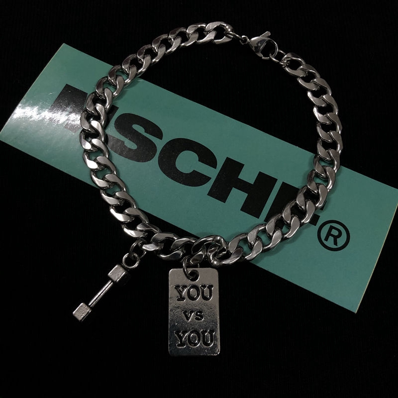 Vòng tay thiết kế mặt dây hình quả tạ và khắc chữ bằng thép titan thời trang