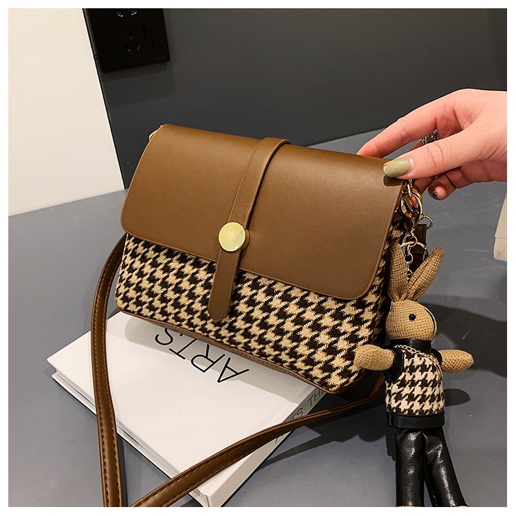 Túi xách nữ đeo chéo họa tiết caro trẻ trung tặng kèm móc khóa thỏ dễ thương có hai màu đen và nâu