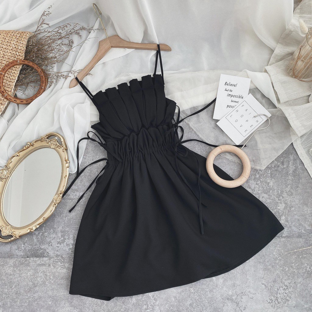 [Mã SKAMA06 giảm 8% tối đa 50K đơn 250K] Đầm đen xoè xếp ly ngực