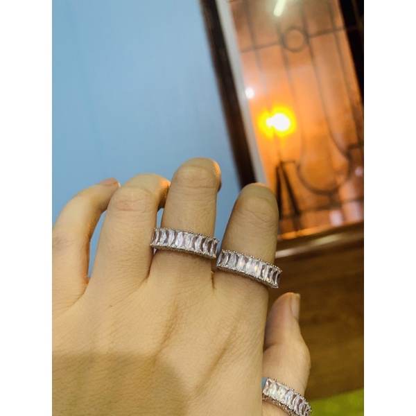 Nhẫn 9 viên đá ngang siêu sáng, cạnh nạm đá cz nhỏ bạc thật phủ vàng trắng sang trọng