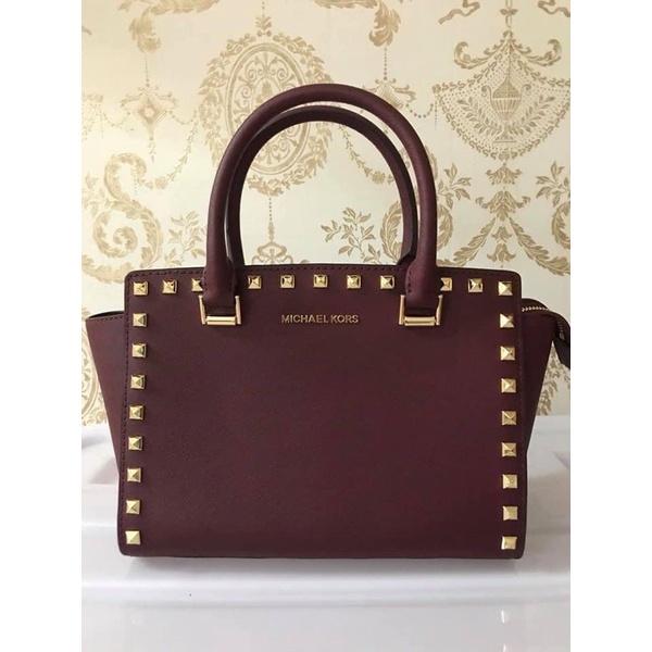 👜giỏ m.k 💎Giỏ Màu đỏ Merlot rất hiếm  💎size này rất đẹp và chuẩn  💎Thiết kế Đường viền chạm đinh sang trọng