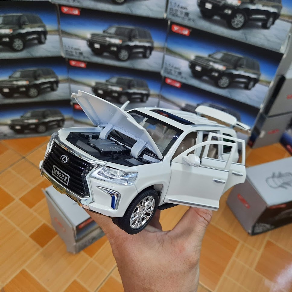 Mô hình xe ô tô Lexus LX570 tỉ lệ 1:24 bằng kim loại có đèn và âm thanh động cơ mở được cửa xe