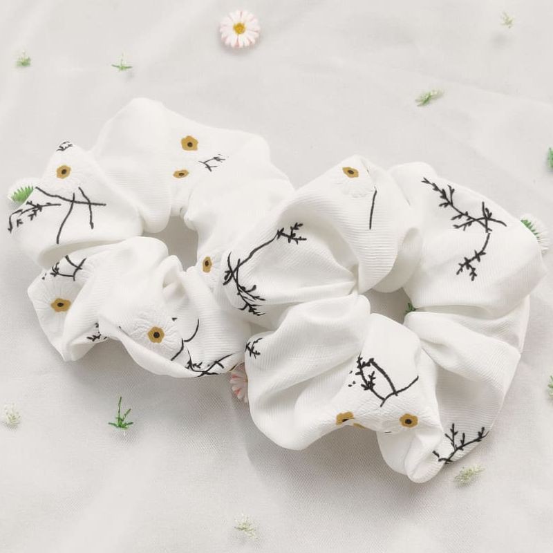 Dây buộc tóc scrunchies hoa cúc trắng