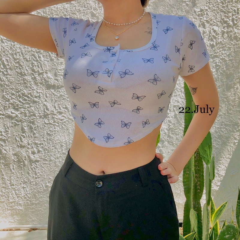 Áo croptop kiểu tôn dáng, in hình bướm nhỏ xinh xắn. Màu trắng tiểu thư