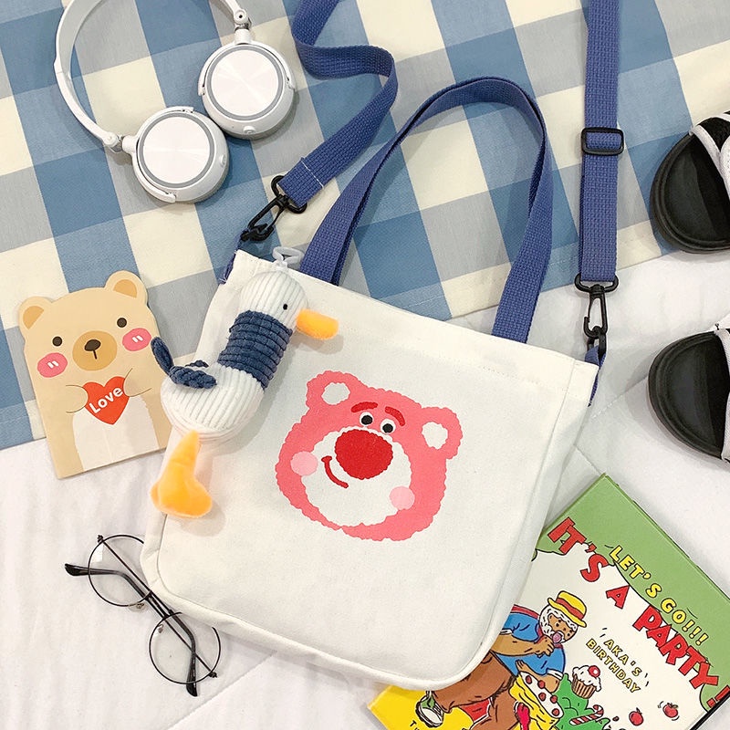 Túi Xách Đeo Vai Vải Bạt In Hình Gấu Dâu Tây Thời Trang Sành Điệu