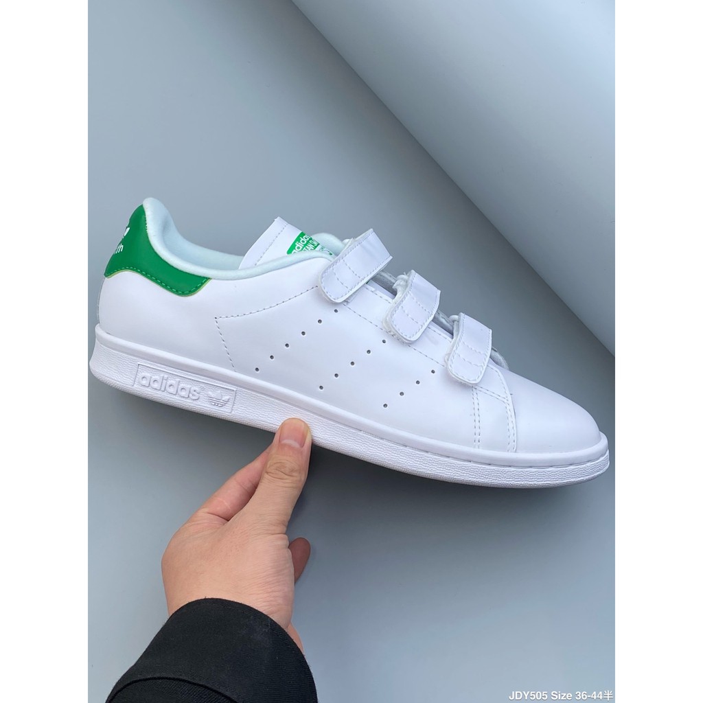 Giày thể thao adidas
