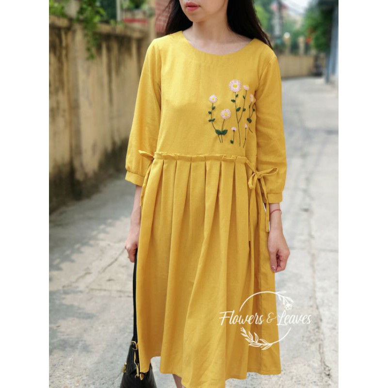 váy linen vàng mustard ly xếp thêu cúc họa mi