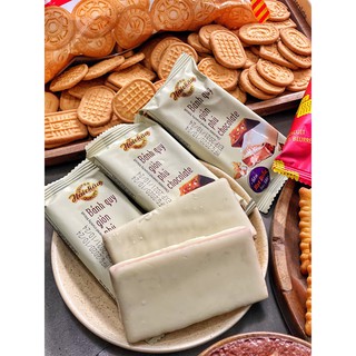 HỘP LƯƠNG KHÔ PHỦ CHOCOLATALE HẢI CHÂU- BÁNH QUY GIÒN PHỦ CHOCOLATE THÊM HẠT ĐIỀU HẢI CHÂU 8 THANH