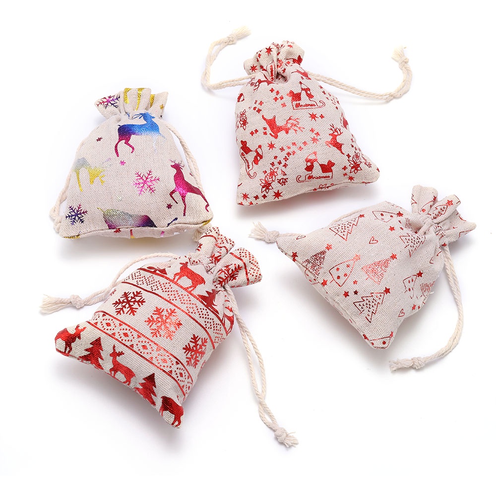 1 túi đựng quà được làm từ vải lanh và cotton với họa tiết hình con tuần lộc dùng cho trang trí cây thông Giáng Sinh
