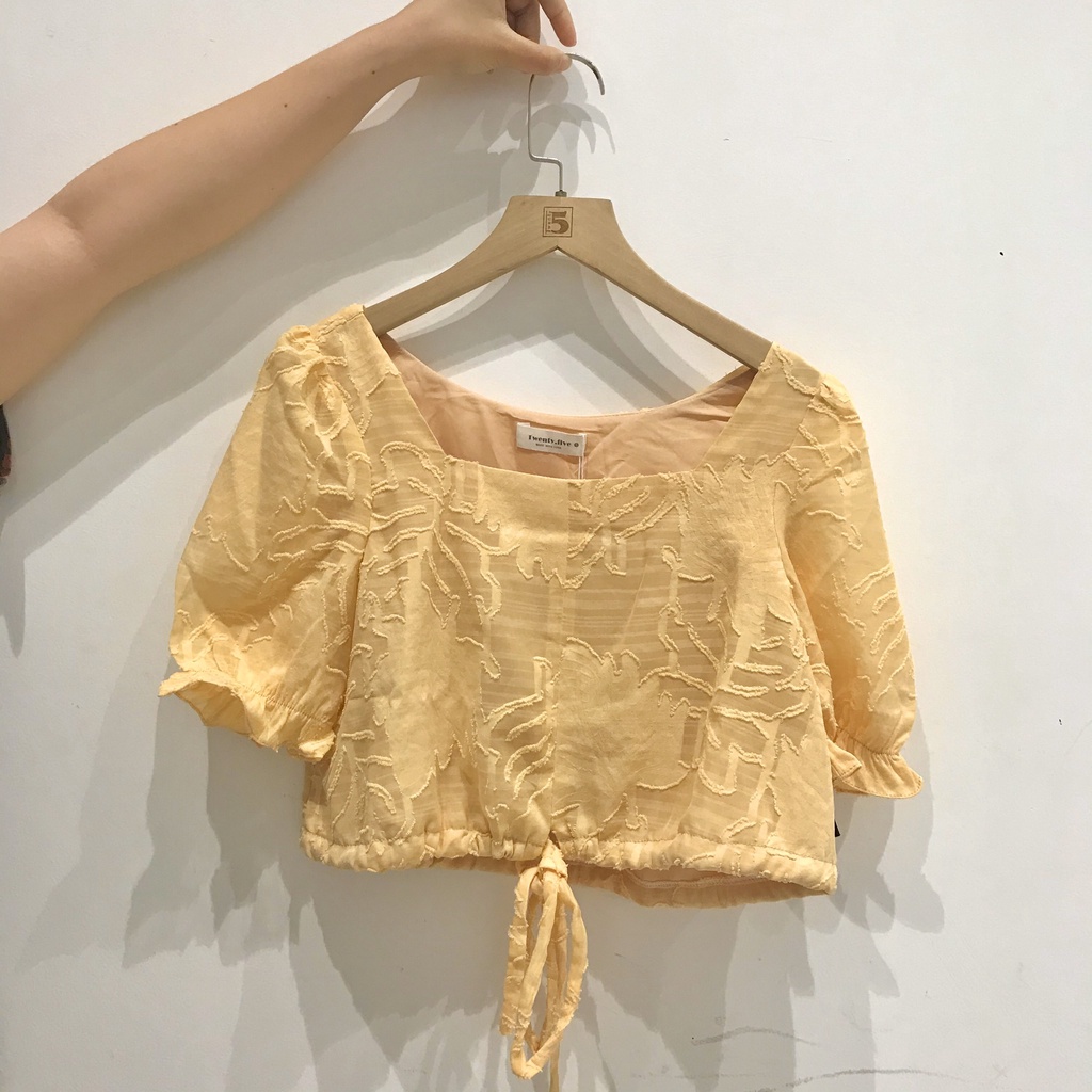 Áo sơ mi kiểu nữ dáng lửng dây thắt eo vân hoa nổi Twentyfive TA25