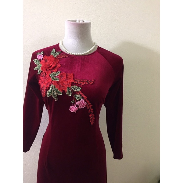 Áo dài nhung trung niên áo dài truyền thống mẫu cổ tròn gắn hoa sang trong mã AD01