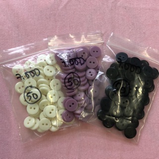 50 Nút 2 Lỗ Nhựa Màu Trắng / Đen / Tím 1cm Hàng Công Ty