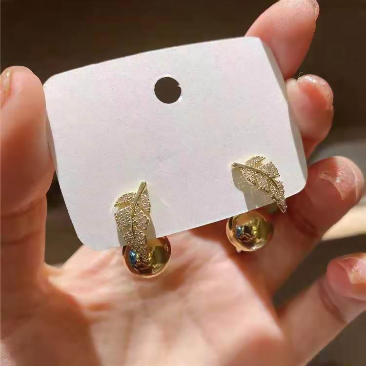 Khuyên tai ETRENDY dạng xỏ thiết kế chiếc lá phía trước quả bóng phía sau mạ vàng đính đá nhân tạo thời trang cho nữ