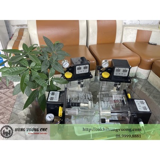 Bình bơm dầu tự động 2 đồng hồ dung tích chứa 2 lít và bơm dầu bằng tay