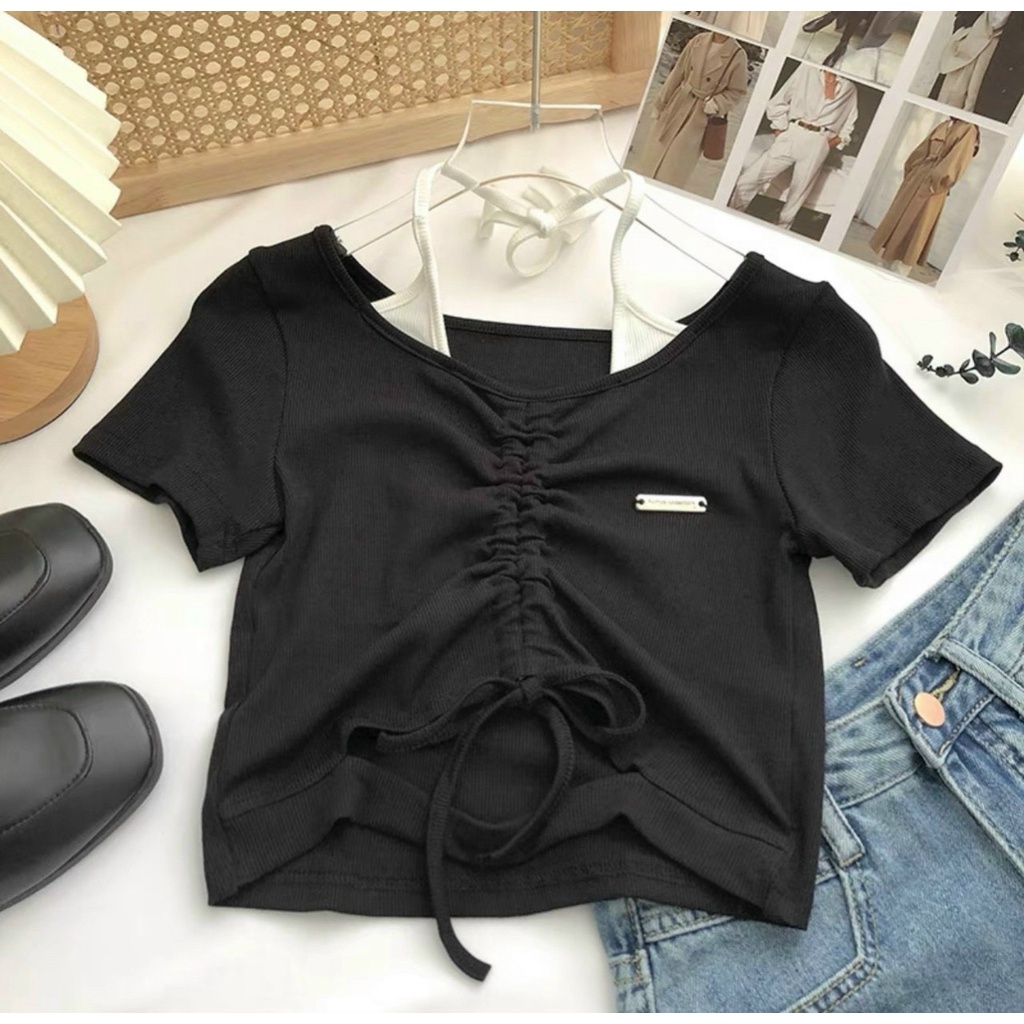 áo kiểu rút dây ngực phối đeo cổ yếm đính logo nhỏ