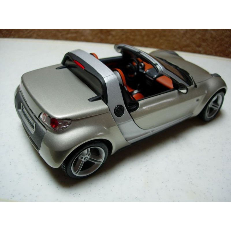 Mô hình ô tô Kyosho tỉ lệ 1/18 Smart Roadster in Champagne Remix